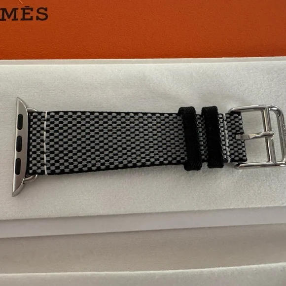 Apple Watch Hermès - 42mm Noir/Écru Toile H Single Tour NEW - Picture 5 of 9
